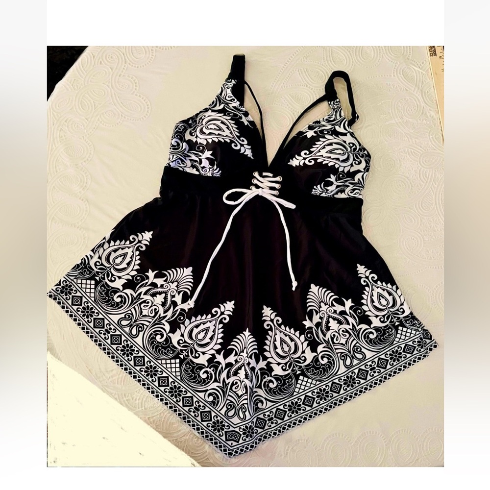 Black & White PRINT Tankini SWIM WEAR TOP SIZE L WITH WHITE SHOE LACE ACCENT